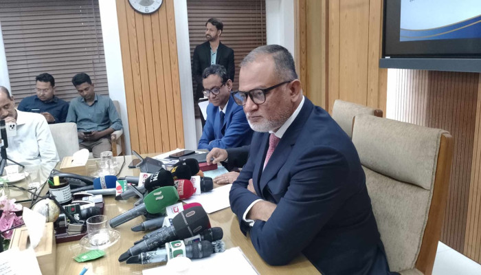 তেলের সংকট কতদিনে কাটবে, জানালেন বাণিজ্য উপদেষ্টা