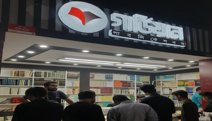 পবিত্র শবে-বরাত রাতে বইমেলাই  হাজারো দর্শনার্থীর সমাগম