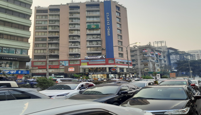 ঢাকায় ট্রাফিক জ্যামে হার মানছে মেগা পরিকল্পনাগুলো , প্রতিদিন সড়কে চলাচলকারী যানবাহন: প্রায় ১৫ লাখ।