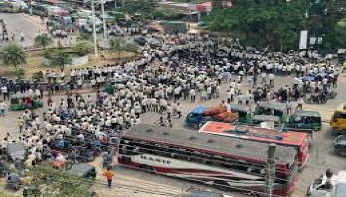 বিভিন্ন জেলায় পলিটেকনিক শিক্ষার্থীদের সড়ক অবরোধ, যানজটে চরম ভোগান্তি...