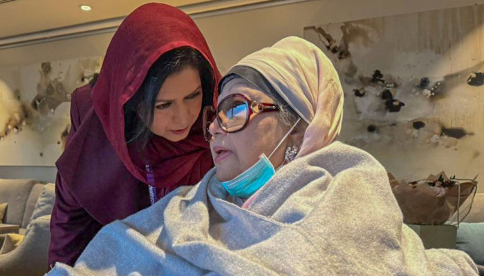 দুই পুত্রবধূকে নিয়ে সোমবার দেশে ফিরছেন খালেদা জিয়া।