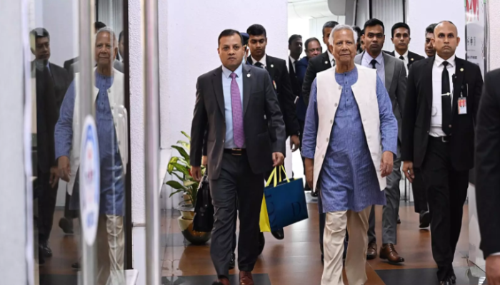 যুক্তরাজ্য সফর শেষে দেশে ফিরলেন প্রধান উপদেষ্টা ড. মুহাম্মদ ইউনূস