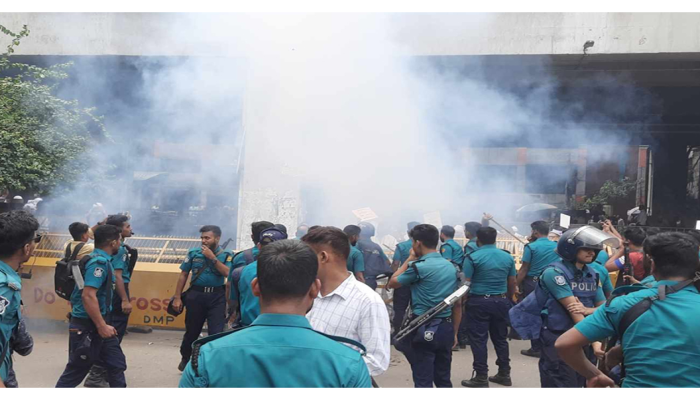 ​চাকরিচ্যুত বিডিআর সদস্যদের শান্তিপূর্ণ পদযাত্রায় পুলিশের সাউন্ড গ্রেনেড