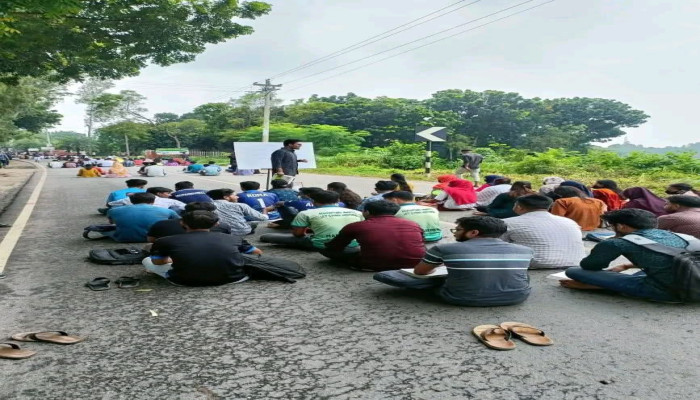 ৮ বছরেও অবকাঠামো গড়ে উঠেনি — রাস্তায় ক্লাস নিয়ে প্রতিবাদে রবীন্দ্র বিশ্ববিদ্যালয়ের শিক্ষার্থীরা