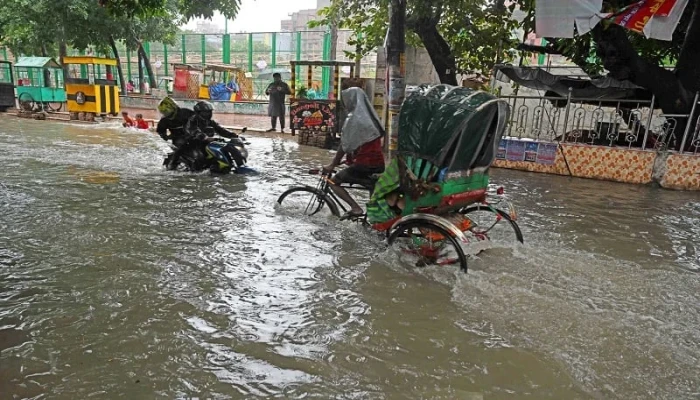 টানা বৃষ্টিতে রাজধানী জুড়ে তীব্র জলাবদ্ধতা: ভোগান্তিতে নগরবাসী