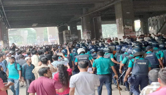 এমপিওভুক্ত শিক্ষক-কর্মচারীদের অবরোধ কর্মসূচিতে বাধা দিয়েছে পুলিশ