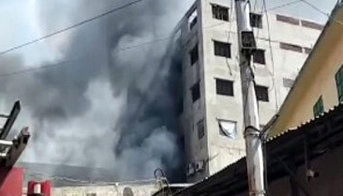 মিরপুরের শিয়ালবাড়িতে গার্মেন্টস ও কেমিক্যাল গোডাউনে আগুন!