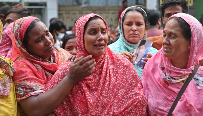 মিরপুরে অগ্নিকাণ্ডে এখন পর্যন্ত ১৬ জনের মৃতদেহ উদ্ধার!