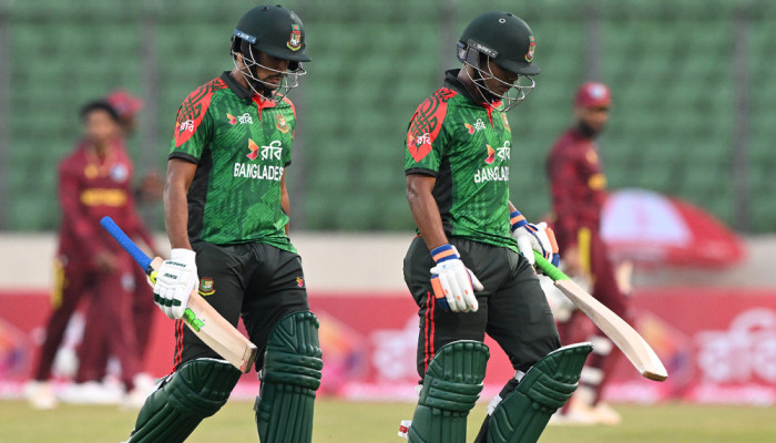 মন্থর গতিতে ২০০ পার: ২ বল থাকতেই ‘কালো পিচে’ অলআউট বাংলাদেশ!