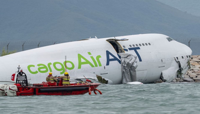 হংকংয়ে রানওয়ে থেকে ছিটকে পড়লো কার্গো বিমান: ২ জন নিহত