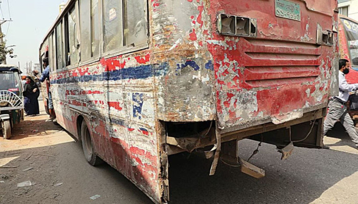 রাজধানীতে পরিবহন নৈরাজ্য চরমে, দাপিয়ে বেড়াচ্ছে লক্কর ঝক্কর বাস !