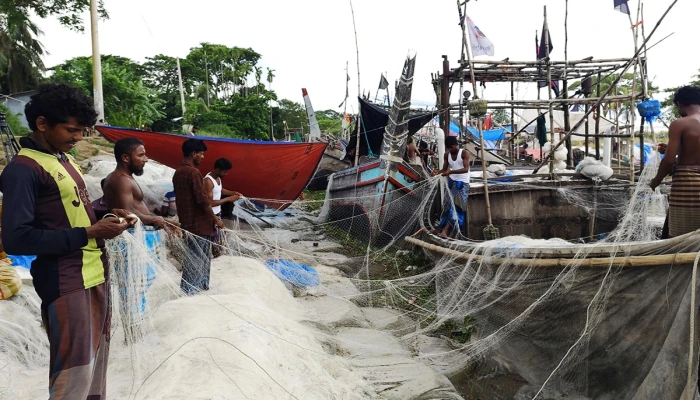 ২২ দিনের নিষেধাজ্ঞা শেষে আজ মধ্যরাতে ইলিশ ধরতে নামবে জেলেরা