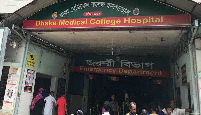 ঢাকা মেডিকেল কলেজে চলছে রমরমা হুইল চেয়ার বানিজ্য!