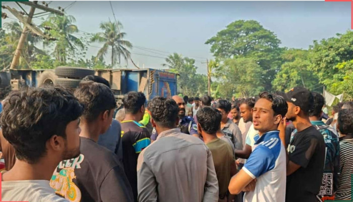 ​পাবনায় ট্রাকচাপায় স্কুল শিক্ষার্থীসহ ৩ জন নিহত!