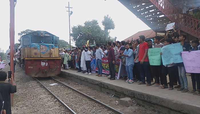 ভৈরব কে জেলা ঘোষণার দাবিতে রেলপথ অবরোধ করেছে বিক্ষুব্ধ জনতা: পাথর নিক্ষেপ