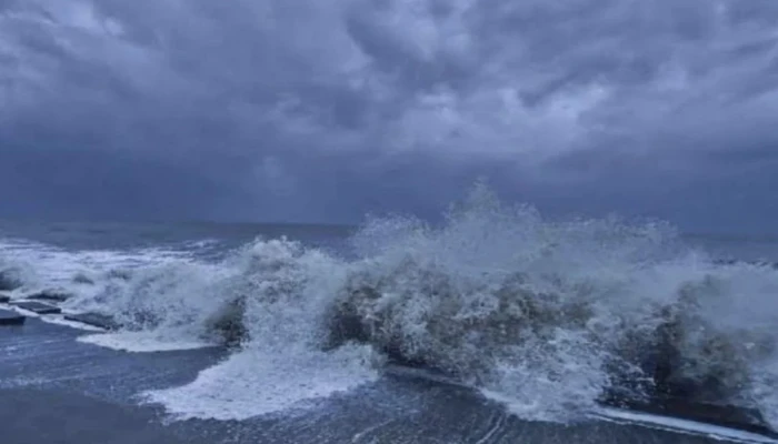 ভারতের উপকূলে আঘাত হেনেছে ঘূর্ণিঝড় ‘মোন্থা’