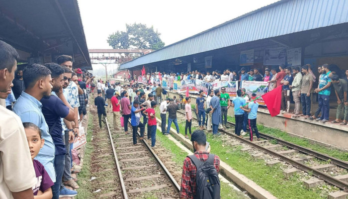 ৮ দফা দাবিতে সিলেটে রেলপথ অবরোধ