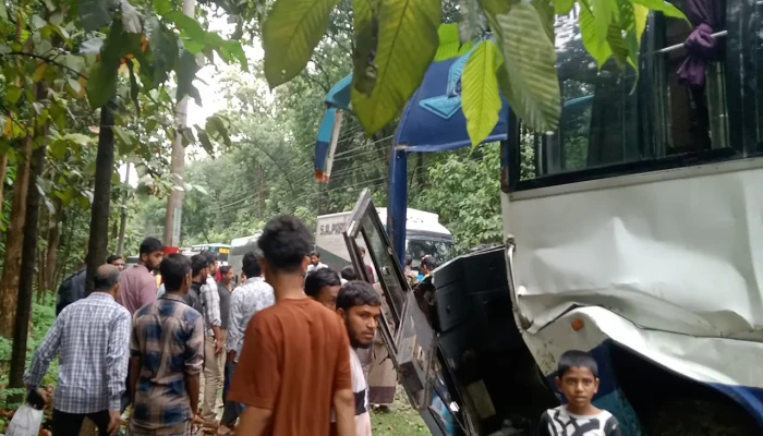 কক্সবাজারে বাসের সঙ্গে মাইক্রোবাসের  সংঘর্ষে পাঁচজন নিহত !