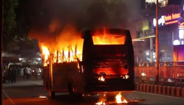 আবারো রাজধানীতে মধ্যরাতে ৩ বাসে আগুন!