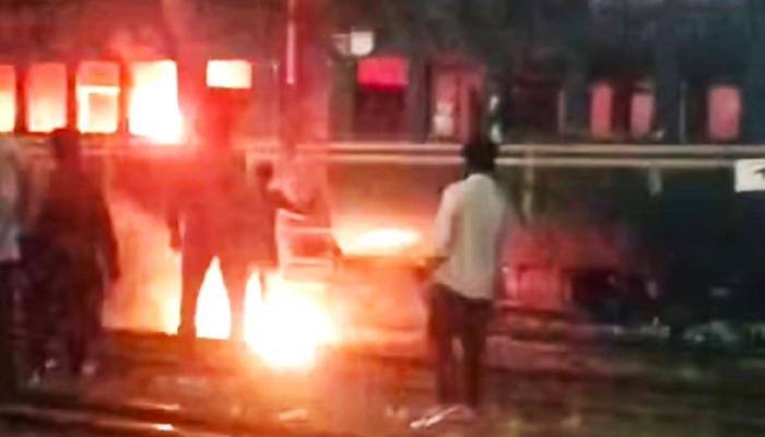 তেজগাঁও রেল স্টেশনে দুটি পরিত্যক্ত বগিতে অগ্নিসংযোগ!