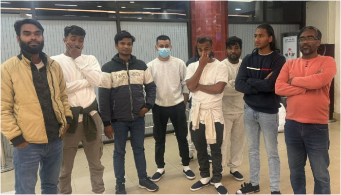 হ্যান্ডকাফ ও শরীরে শেকল পরিয়ে আরো ৩১ বাংলাদেশিকে ফেরত পাঠালো যুক্তরাষ্ট্র!