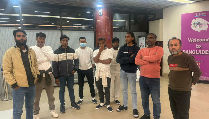 যুক্তরাষ্ট্র থেকে ফেরত বাংলাদেশীদের  বিষাদময় প্রত্যাবর্তন!