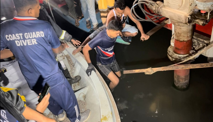 নারায়ণগঞ্জে ফেরি থেকে পাঁচটি যানবাহন নদীতে পড়ে তিনজনের মৃত্যু!