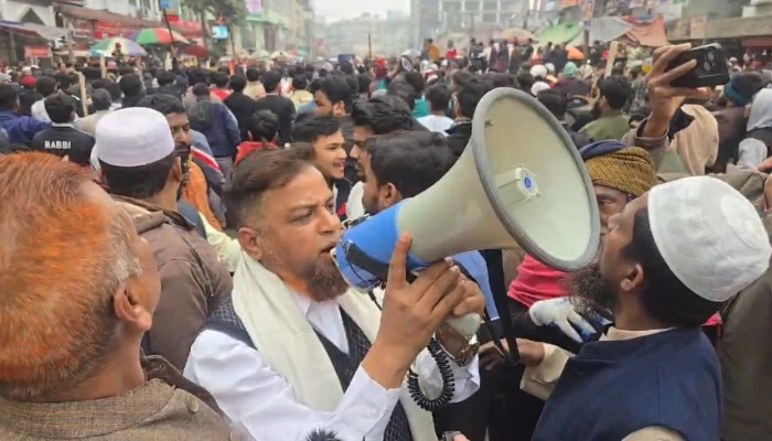 কারওয়ান বাজারে চাঁদাবাজির প্রতিবাদে মানববন্ধনে হামলা, আহত কয়েকজন!