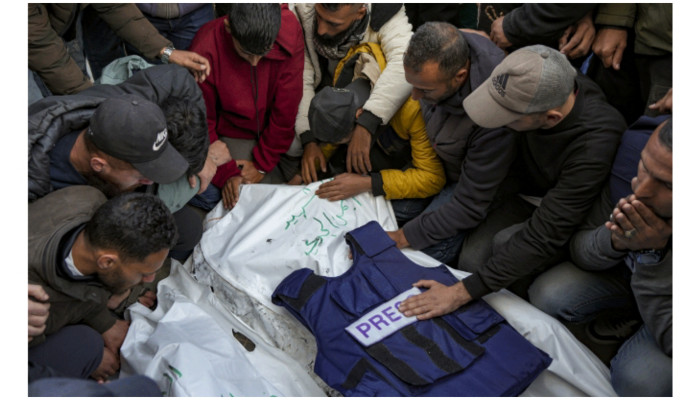 ইসরায়েলের আগ্রাসনে ফিলিস্তিনি সাংবাদিকদের  ৭০৬ জন  স্বজন নিহত !