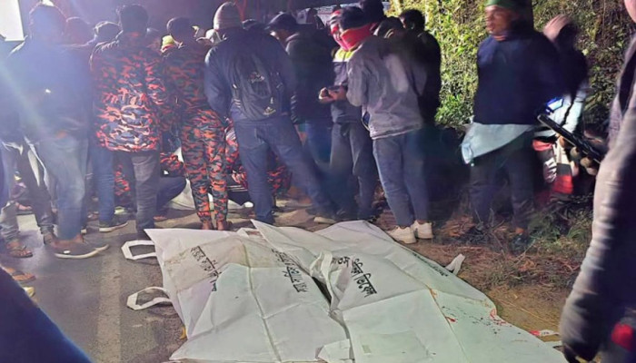 রাজশাহীতে বালুবোঝাই ট্রাক উল্টে ঘটনাস্থলেই ৪ জন নিহত !