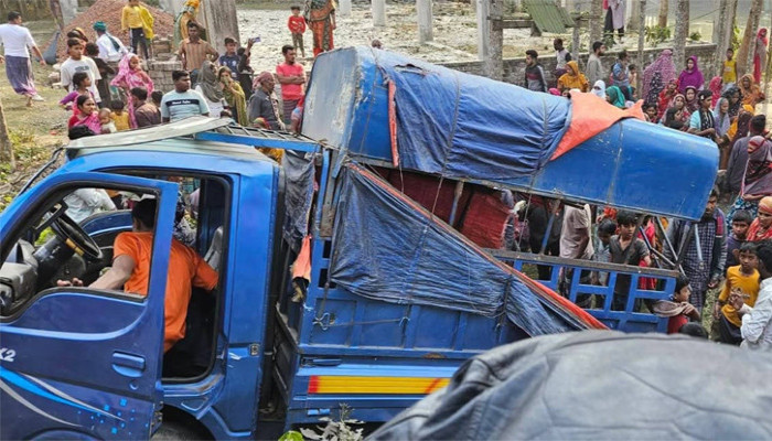 ​বোয়ালমারীতে ট্রেনের ধাক্কায় পিকআপে থাকা দুই ভাইসহ তিনজন নিহত!