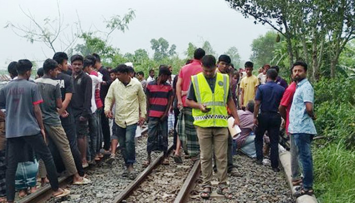 ​গাজীপুরে দুই সন্তানসহ ট্রেনের নিচে ঝাঁপ, নারীসহ তিনজনের মৃত্যু!