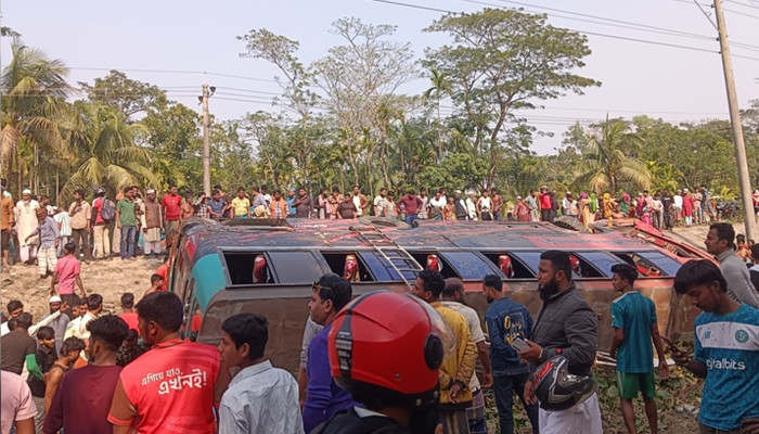 ​লালমোহনে বাস-অটোরিকশা সংঘর্ষ, নিহত ৩!